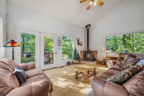 Smart TV, DVD player - Almost Heaven - Grill, 2 kings, wifi, deck, pool access, hiking, wood stove (Berkeley Springs)