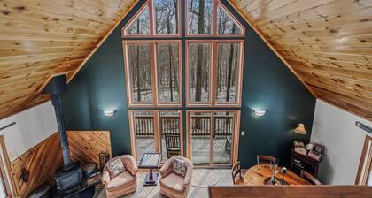 Sqyrls Nest - hot tub, pets, fire pit, game room, grill, wifi, view