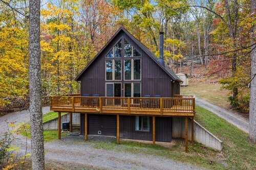 Sqyrls Nest - hot tub, pets, fire pit, game room, grill, wifi, view