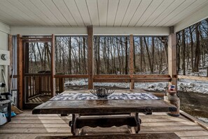 Dining - Sqyrls Nest - hot tub, pets, fire pit, game room, grill, wifi, view (Berkeley Springs)