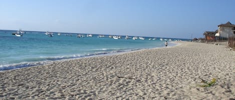 Nära stranden, solstolar och strandhanddukar