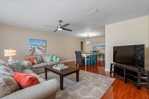 Téléviseur connecté, lecteur de DVD, livres