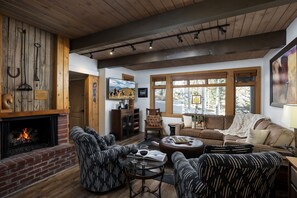 Televisión y chimenea 