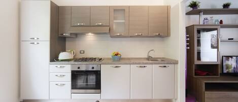 Kühlschrank, Mikrowelle, Ofen, Herdplatte