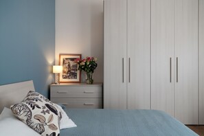 2 bedrooms, desk, iron/ironing board, travel cot