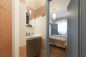 2 bedrooms, desk, iron/ironing board, travel crib