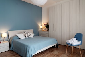 2 bedrooms, desk, iron/ironing board, travel crib