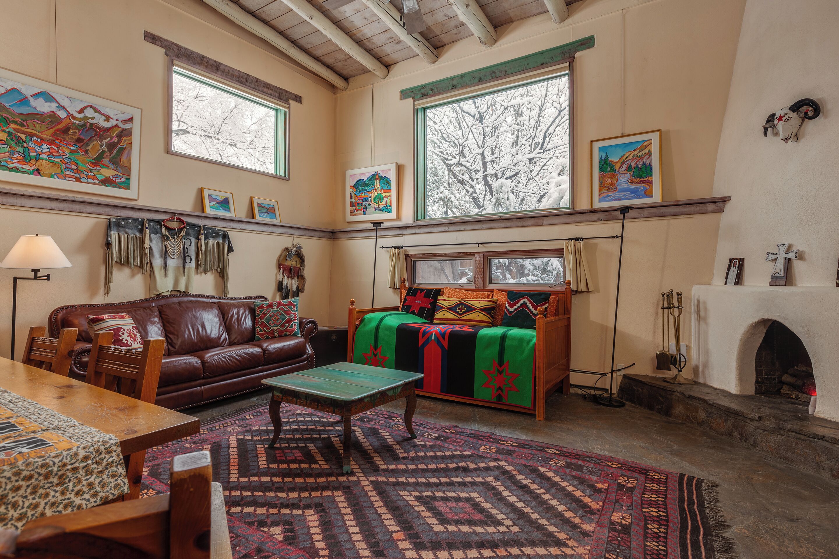 Smart TV, fireplace, books, stereo