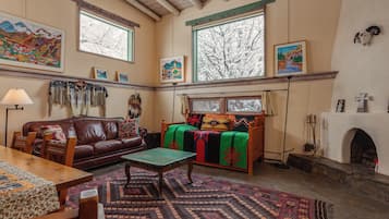 Smart TV, fireplace, books, stereo