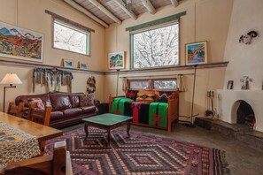 Téléviseur connecté, foyer, livres, chaîne audio