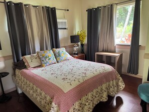 1 bedroom, desk, iron/ironing board, free WiFi - Oceanfront cottage w/ AC @ Kehena Beach, Hawaii (Pahoa)