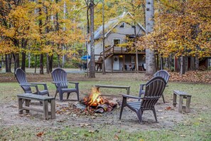 Property grounds - Trails End - riverside | pets | hot tub | wifi | fire pit | grill (Great Cacapon)