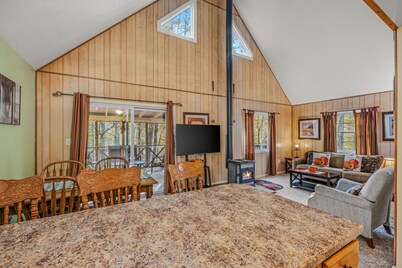 Trails End - riverside | pets | hot tub | wifi | fire pit | grill