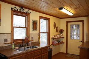 Fridge, microwave, oven, stovetop - Climb On Inn-RRG- 3BD & 2BA - Outdoor Adventure Paradise- Pet Friendly -Cozy    (Pine Ridge)