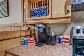 Fridge, microwave, oven, stovetop - Seventh Heaven - pet friendly, hot tub, wifi, kid`s loft, wifi, grill, king bed (Great Cacapon)