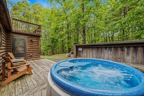 Terrace/patio - Seventh Heaven - pet friendly, hot tub, wifi, kid`s loft, wifi, grill, king bed (Great Cacapon)