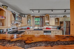 Fridge, microwave, oven, stovetop - Seventh Heaven - pet friendly, hot tub, wifi, kid`s loft, wifi, grill, king bed (Great Cacapon)