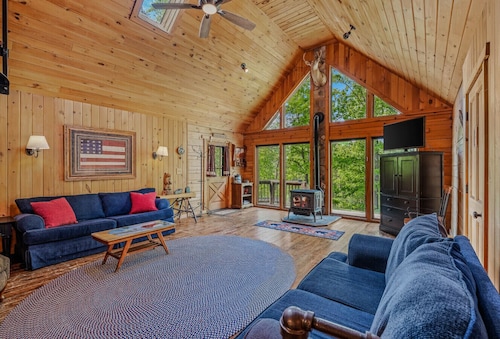 Seventh Heaven - pet friendly, hot tub, wifi, kid`s loft, wifi, grill, king bed