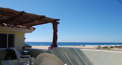 Beachfront Penthouse w / Surf, poreallas ja uima-allas