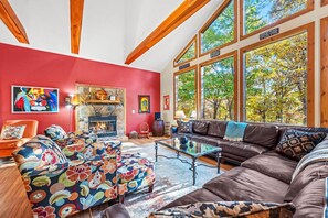 Tv, eldstad och böcker