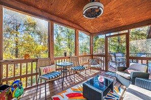 Property grounds - Healing House - fireplace, wifi, 2 kings, furnished den, screen porch, pool access (Berkeley Springs)