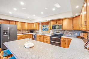 冷蔵庫、電子レンジ、オーブン、コンロ