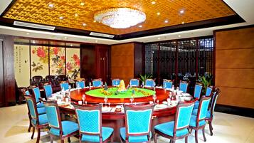 Breakfast, lunch and dinner served