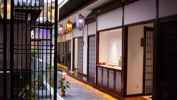 4 restaurantes, se sirven desayunos, comidas, cenas y cocina china