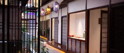 4 restaurantes, com serviço de café da manhã e almoço; culinária chinesa