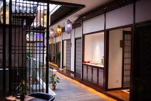 4 间餐厅,供应早餐、午餐和晚餐,中国菜