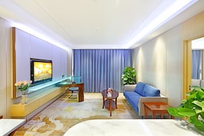 Deluxe Suite | Minibar, desk, blackout drapes, iron/ironing board