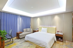 Deluxe-sviitti | Minibaari, työpöytä, pimennysverhot, silitysrauta/-lauta