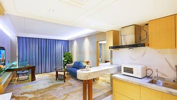 Deluxe Suite | Minibar, desk, blackout drapes, iron/ironing board