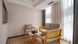 阳光大床房 | 起居区 | 液晶电视