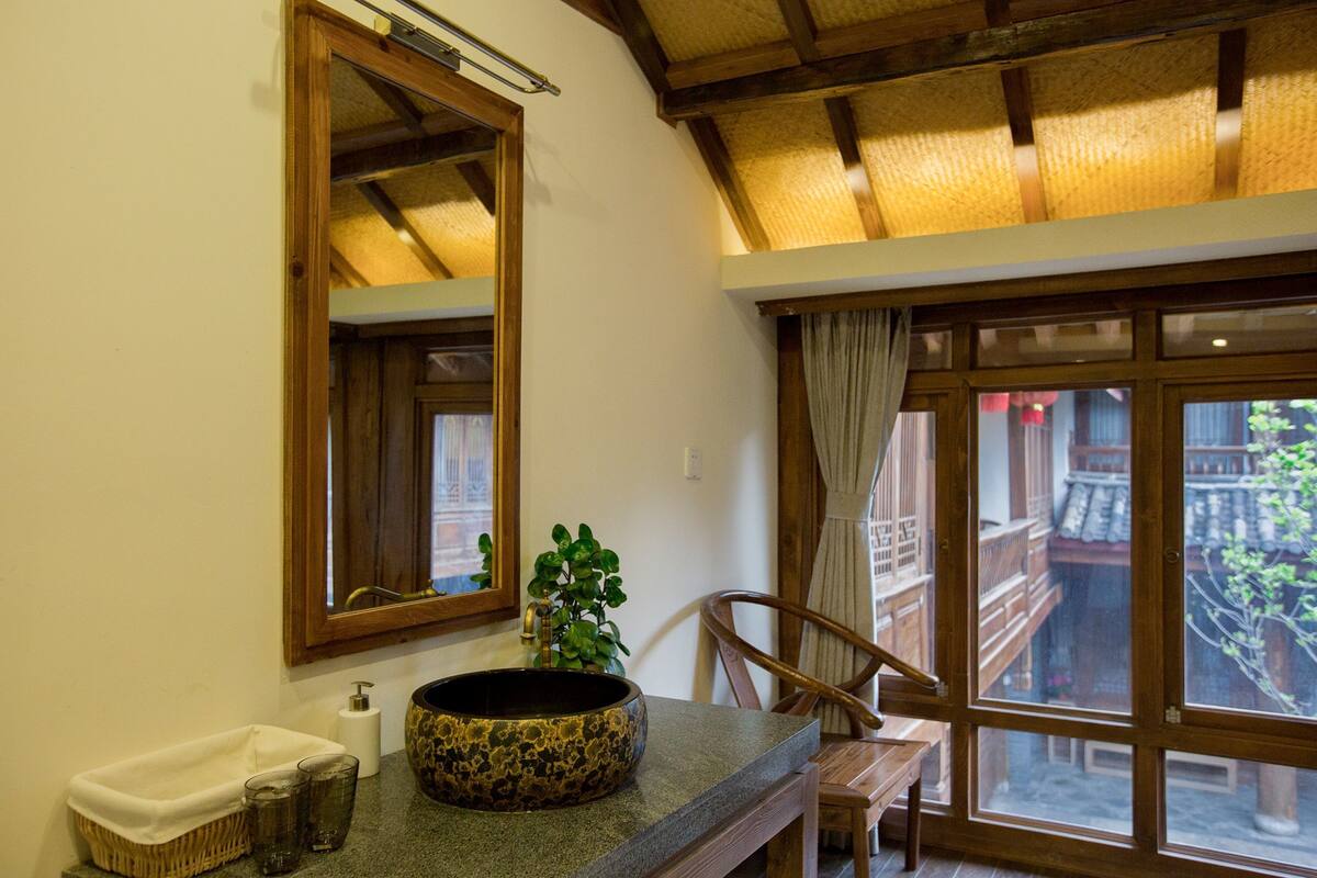 Premium Tek Büyük Yataklı Oda | Banyo imkân ve özellikleri | Ücretsiz banyo/kozmetik ürünleri, saç kurutma makinesi, terlik, havlu