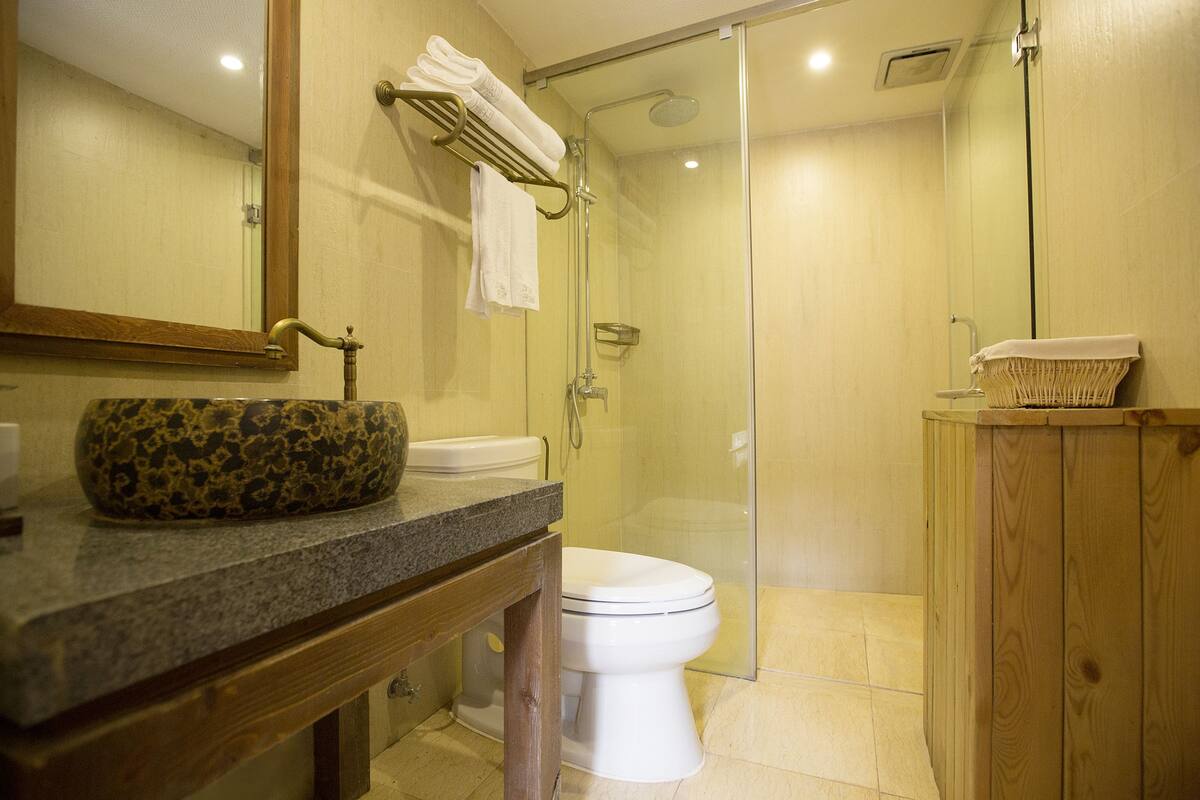 Comfort Tek Büyük Yataklı Oda, Balkon, Bahçe Manzaralı | Banyo | Ücretsiz banyo/kozmetik ürünleri, saç kurutma makinesi, terlik, havlu