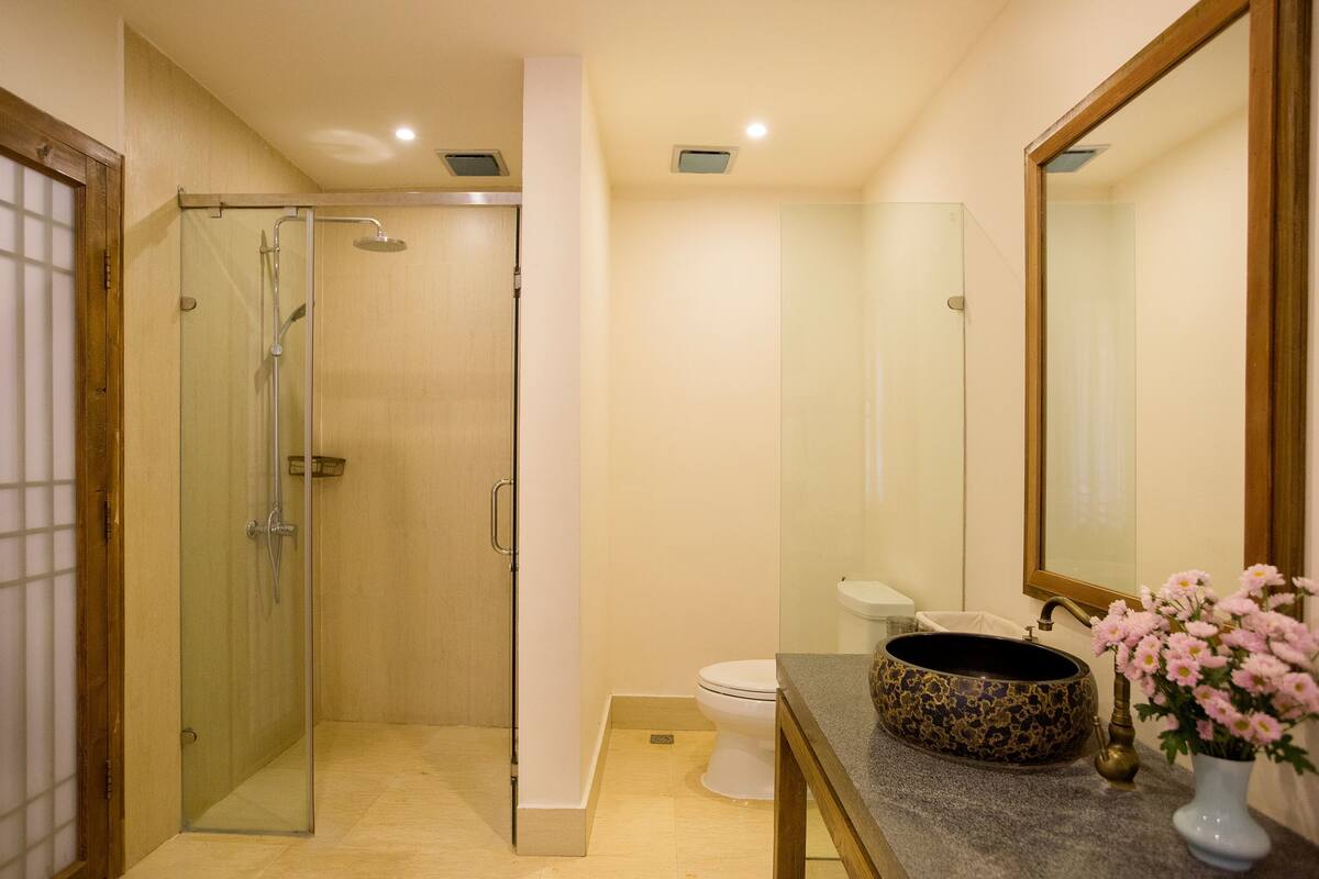 Superior Tek Büyük Yataklı Oda, Küvet, Bahçe Manzaralı | Banyo imkân ve özellikleri | Ücretsiz banyo/kozmetik ürünleri, saç kurutma makinesi, terlik, havlu