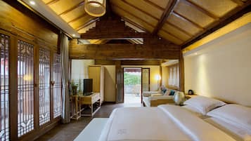 Phòng đôi Deluxe, bồn tắm | Bàn, màn/rèm cản sáng, phòng cách âm