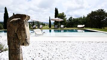 Piscine extérieure, parasols de plage, chaises longues