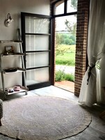 迷你吧、客房内保险箱、遮光窗帘、免费 WiFi