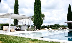 Piscine extérieure, parasols de plage, chaises longues