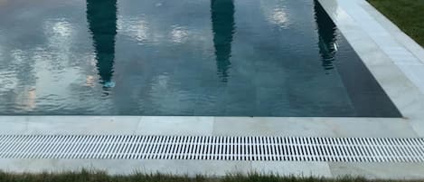 Piscine extérieure, parasols de plage, chaises longues