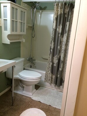 Badkar/dusch, hårtork, handdukar och tvål