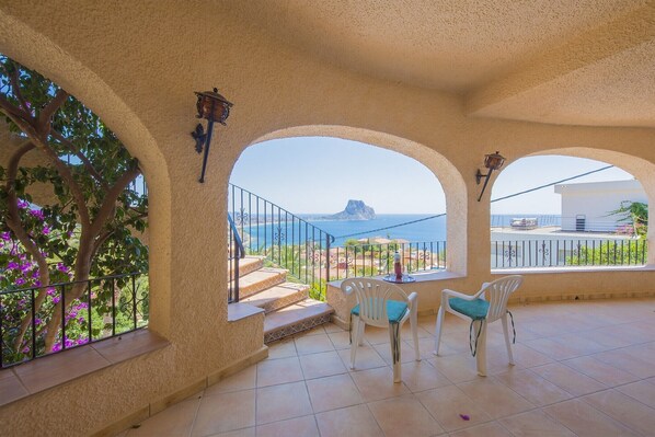 A balcony with a view of the sea, a staircase, and two white chairs. - Villa Maryvilla - AFRODITA (Calp)