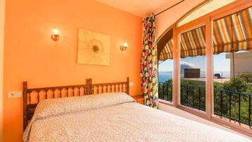 3 bedrooms, desk, WiFi