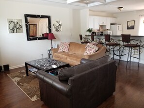 智能电视、DVD 播放器、书