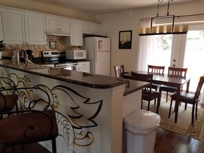 冰箱、微波炉、烤箱、炉灶