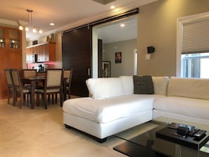 Smart TV, videojuegos, reproductor de DVD y libros