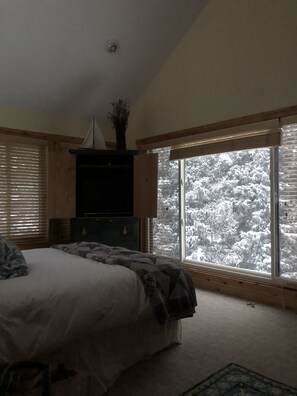 3 bedrooms, iron/ironing board, travel cot, WiFi