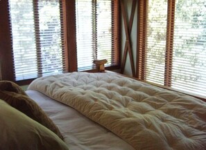 3 bedrooms, iron/ironing board, travel cot, WiFi - Mountain Comfort Overlooking Stream Surrounded by Evergreens on shuttle (Vail)